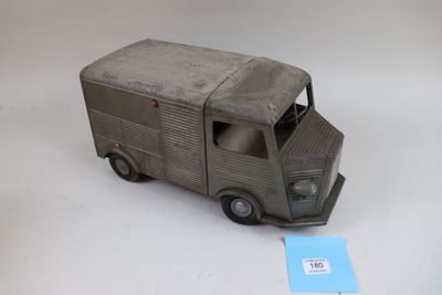 un camion jouet posé sur une table