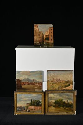 trois tableaux exposés sur fond noir