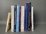 plusieurs livres sont empilés sur une surface grise
