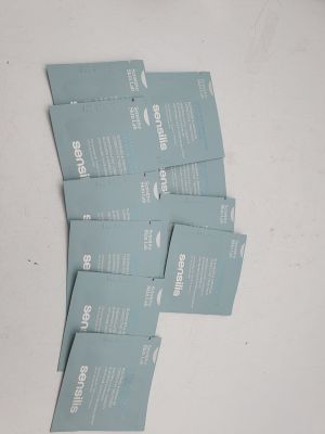 quatre tubes de dentifrice bleus posés sur une table