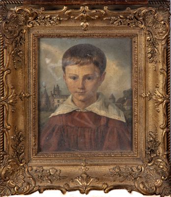 portrait d'un jeune garçon vêtu d'une robe rouge, dans un cadre doré