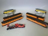 trois trains miniatures assis l'un à côté de l'autre sur une table