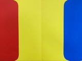 deux vases, un rouge et un bleu, posés l'un à côté de l'autre sur une table