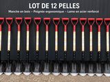 plusieurs pelles sont alignées devant un bâtiment