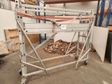 une photo d'une grande structure métallique dans un entrepôt