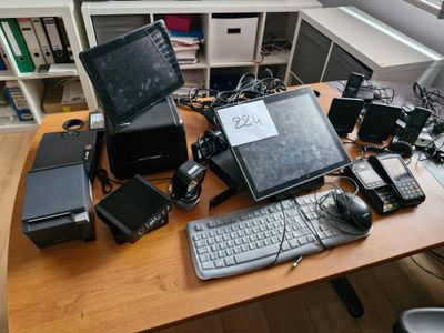 un bureau sur lequel se trouvent un ordinateur, un clavier, une souris et d'autres appareils électroniques
