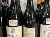 des bouteilles de vin sont alignées sur une étagère dans un magasin