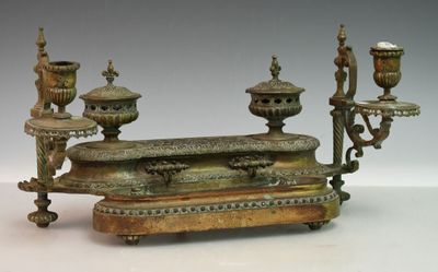 trois bougies posées sur une table