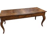 une photo d'une table basse avec un tiroir en dessous