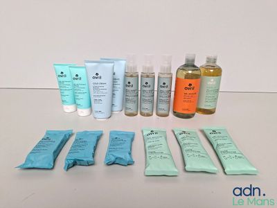 le contenu de divers produits de soin pour la peau posés sur une table
