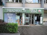 une pharmacie située au bord de la rue