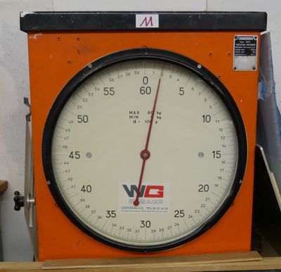 une horloge posée sur une étagère