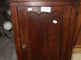 un meuble en bois surmonté d'une porte