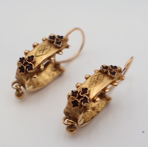 Paire de boucles d’oreilles en or 18 carats 750 millièmes à décor...