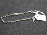 un gros plan d'une chaîne en argent à laquelle est accrochée une médaille