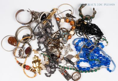 une pile de bijoux assortis sur une surface blanche