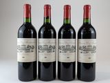 trois bouteilles de vin sont alignées sur une surface blanche