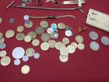 beaucoup de pièces de monnaie sur la table, à côté d'une paire de ciseaux et d'une paire de ciseaux