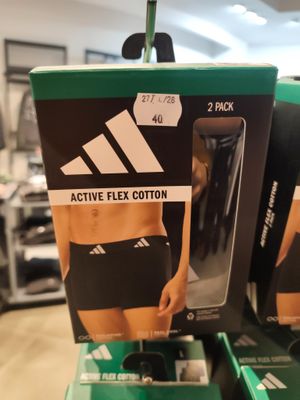des boîtes de sous-vêtements en coton « adidas Active Flex » exposées dans un magasin