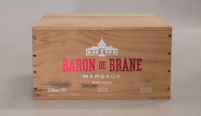 une boîte en bois avec une étiquette de vin