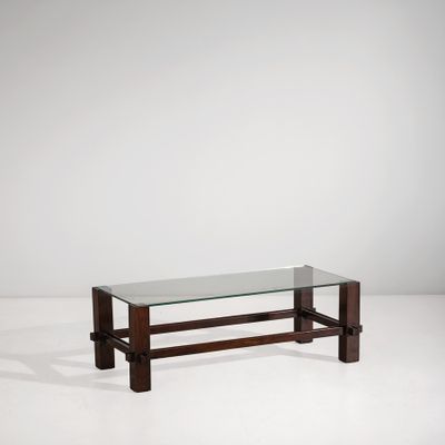 une photo d'une table basse en verre posée sur une surface blanche