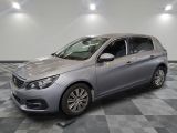 la photo d'une voiture argentée garée dans une salle d'exposition