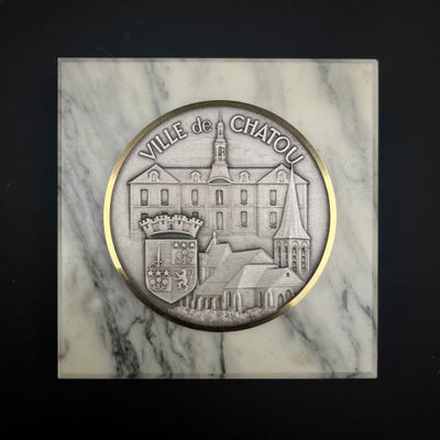 une plaque en marbre blanc sur laquelle figure l'image d'un château