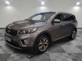 un SUV gris garé dans un garage au sol carrelé
