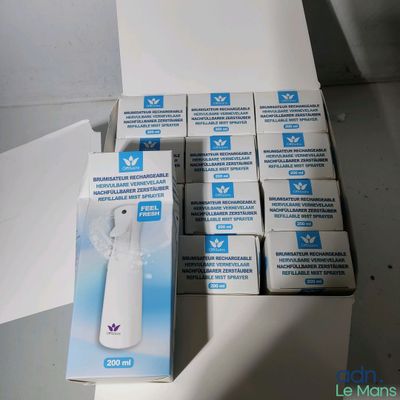 plusieurs boîtes de brosses à dents blanches posées sur un plan de travail blanc