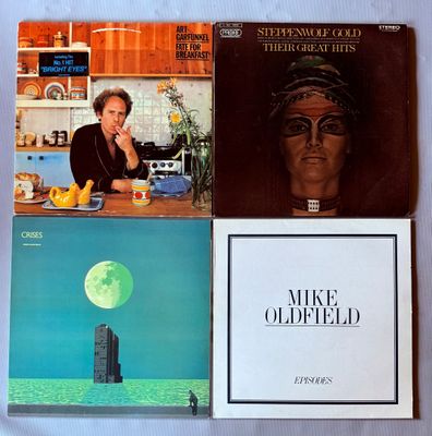 trois livres posés sur une table, avec la photo d'un homme assis à une table