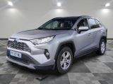 une Toyota RAV grise garée dans un garage