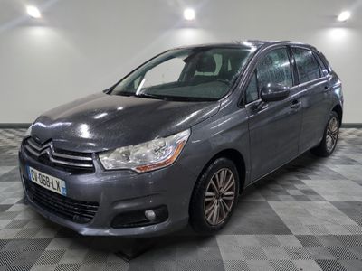 la citrole grise est garée dans le garage sur un sol en damier