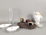 un grand nombre d'objets posés sur une table