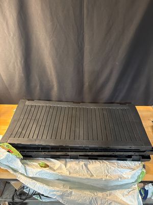 un ordinateur portable posé sur une table en bois