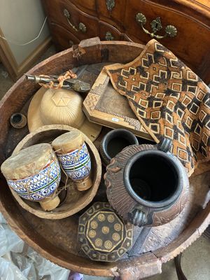 une table en bois sur laquelle se trouve un bol en poterie