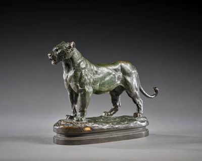 une image représentant une statue en bronze d'un lion posée sur un socle en marbre