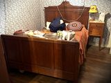 un lit avec une tête et un pied de lit en bois dans une chambre