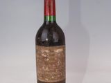 une bouteille de vin posée sur une table