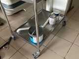 un micro-ondes posé sur un chariot métallique dans une cuisine