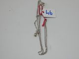 collier plaqué argent avec un cordon rouge et une étiquette sur laquelle est inscrit « oh »