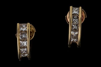 deux paires de boucles d'oreilles en or et diamants sur fond noir