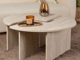 une table basse sur laquelle est posé un plateau, dans un salon