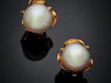 une paire de boucles d'oreilles en perles sur une surface noire