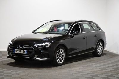 L'Audi break est garée dans une pièce au sol carrelé en damier.