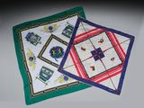 deux sets de table carrés, ornés de motifs différents, posés sur une table