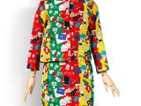 une photo d'un mannequin portant une robe multicolore
