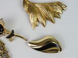 a lot of brooches that are laying on a table