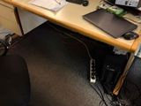un bureau sur lequel sont posés deux ordinateurs et un ordinateur portable