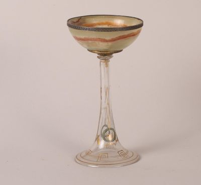 un petit verre orné d'un motif en spirale
