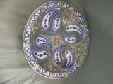 une assiette bleue et blanche ornée d'un motif